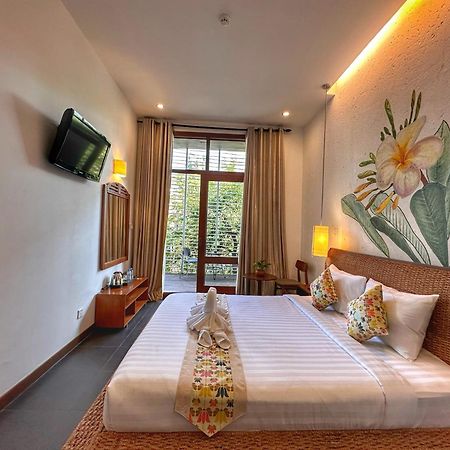 มรสุม บูทิก โฮเต็ล แอนด์ สปา Hotel พนมเปญ ภายนอก รูปภาพ