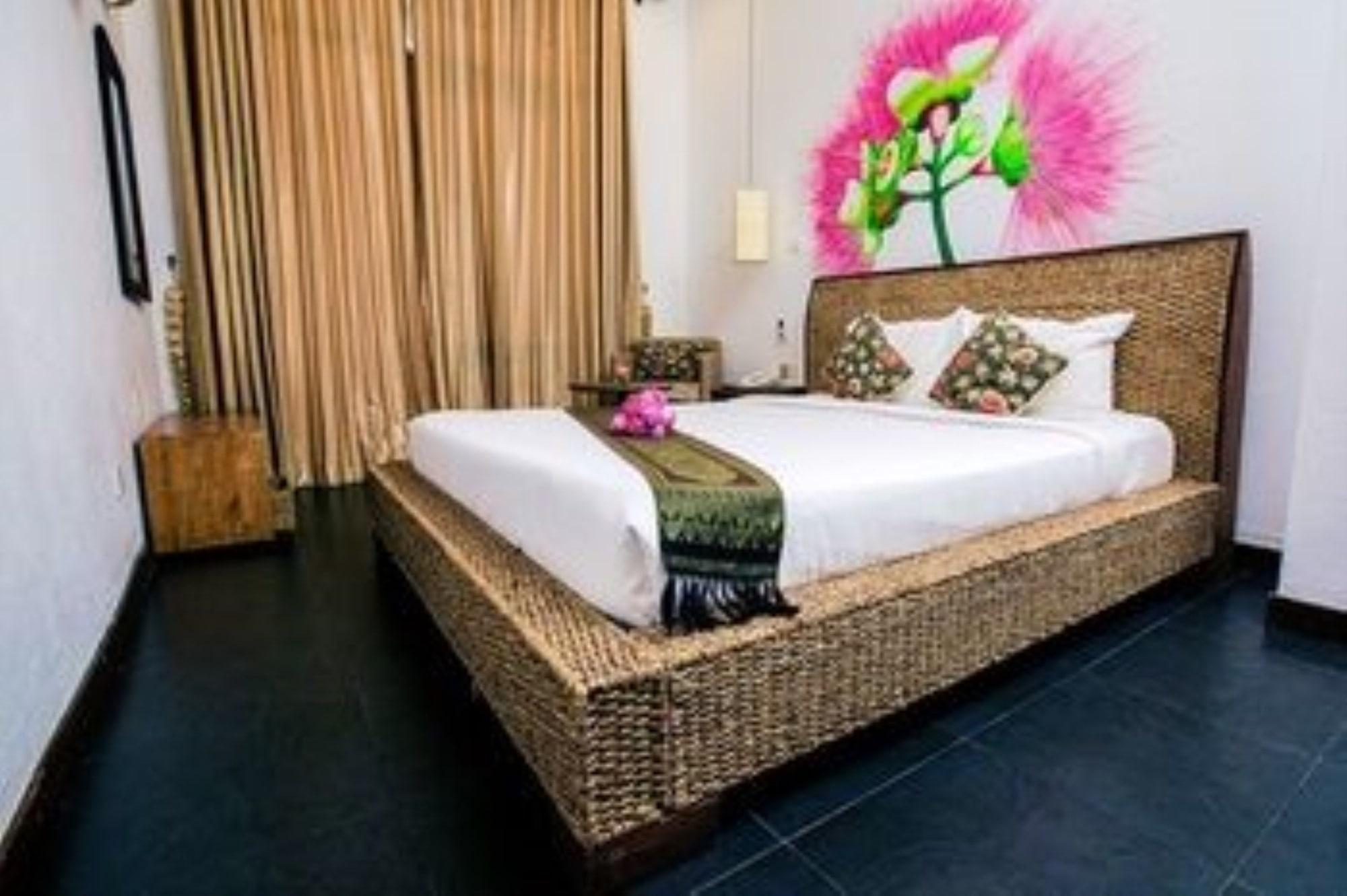 มรสุม บูทิก โฮเต็ล แอนด์ สปา Hotel พนมเปญ ภายนอก รูปภาพ